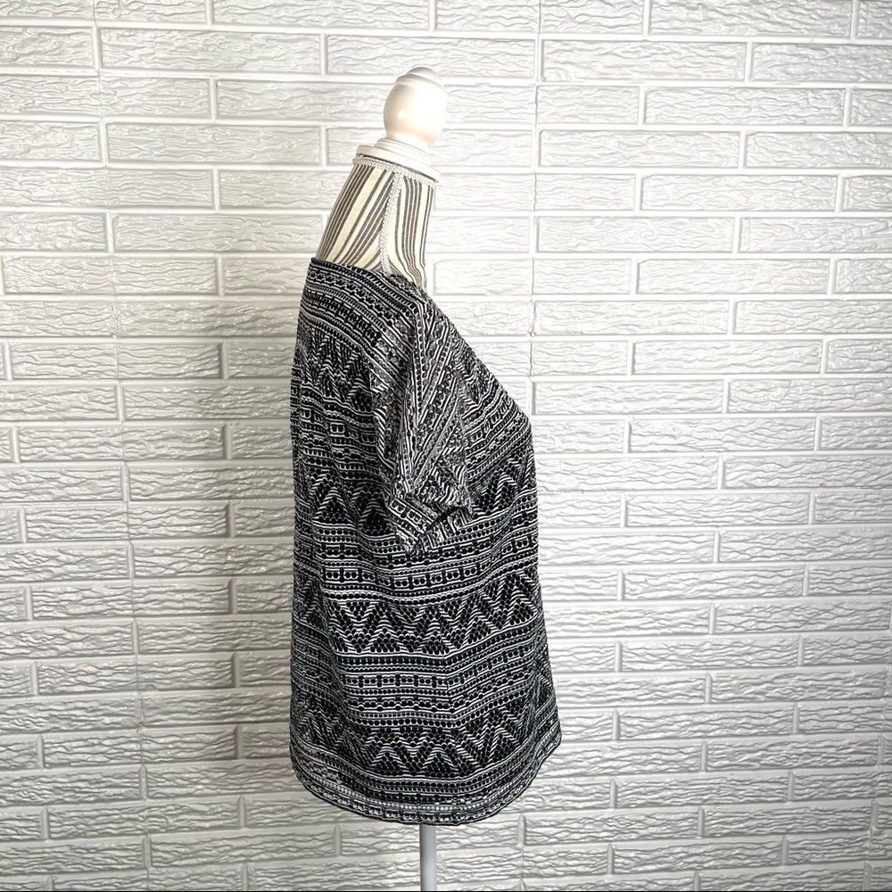 Christopher & Banks Black White Laser Cut Circle Stripes Chevron Top Small - Picture 4 of 6